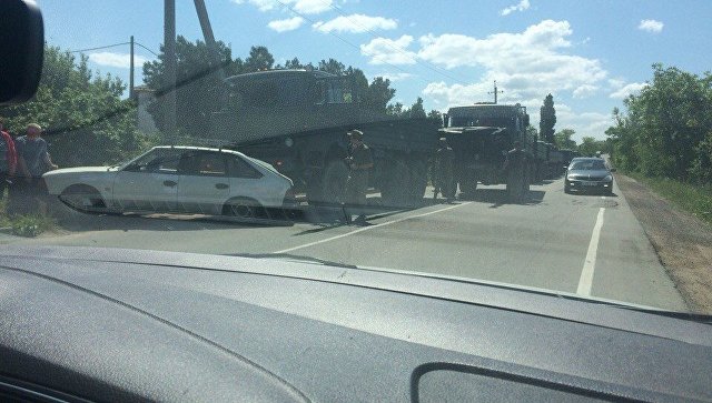 ДТП в Крыму: лихой "Москвич" остановил колонну военной техники