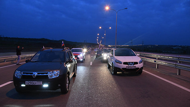 Первые автомобили начали движение по Крымскому мосту