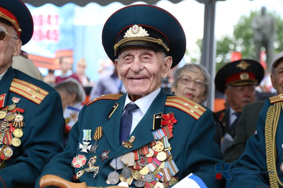 На Парад Победы в Симферополе пришли более 60 ветеранов Великой Отечественной войны
