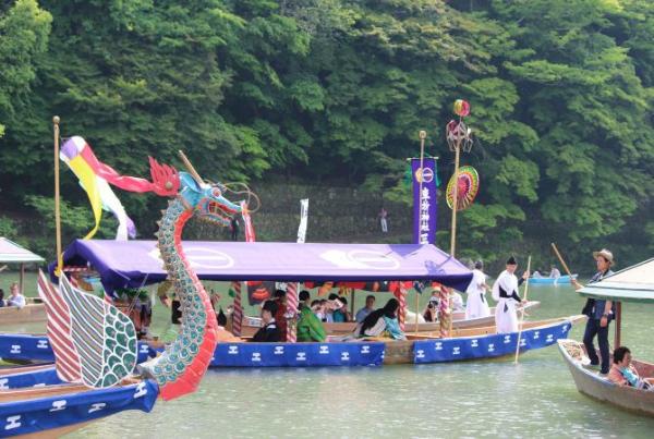 Лодочный парад Мифунэ мацури в Киото