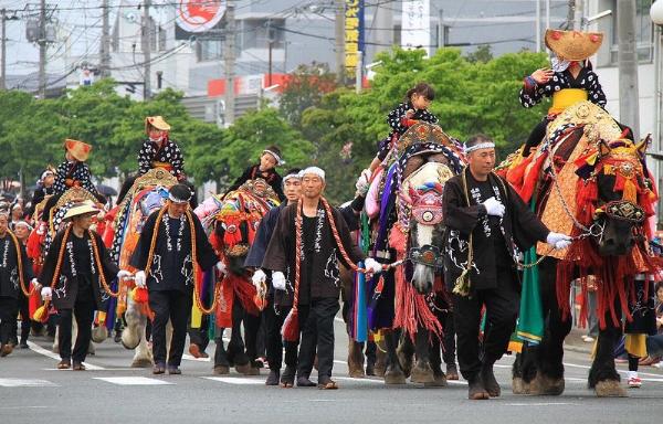 «Тягу Тягу Умакко»: праздник лошадей в Такидзаве