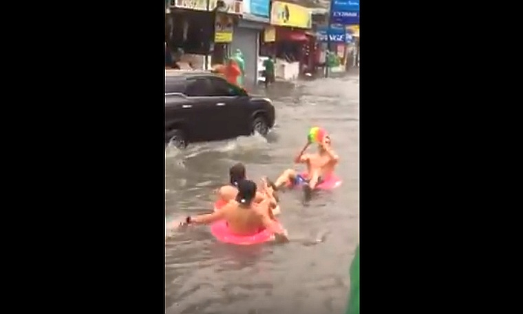 Чем занимаются туристы во время наводнения на Самуи [ВИДЕО]