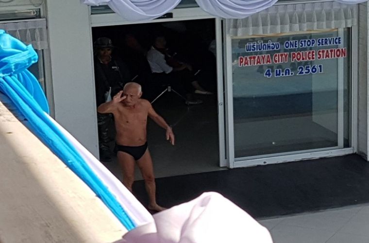 ЖЕСТЬ: 77-летний турист в плавках пришел в полицию Паттайи, так как у него украли вещи на пляже