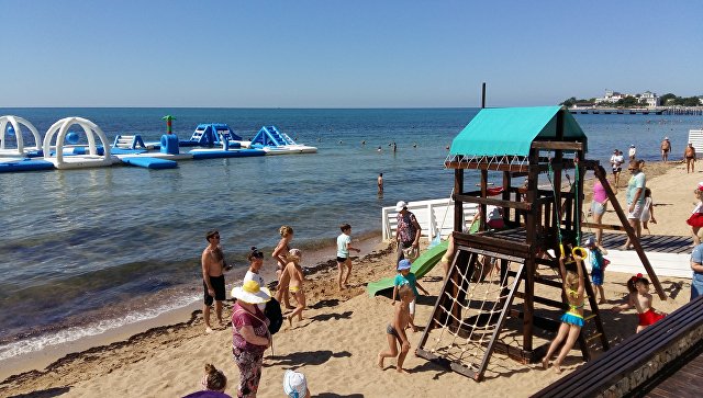 Батуты, игровая зона и навесы: в Евпатории открылся детский пляж
