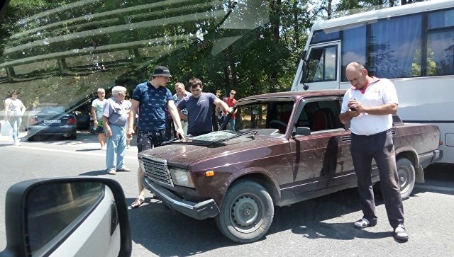 На въезде в Симферополь столкнулись ВАЗ и автобус