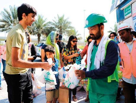 Семьи Tower Tamweel дарят мешки Рамадана работникам Дубая.