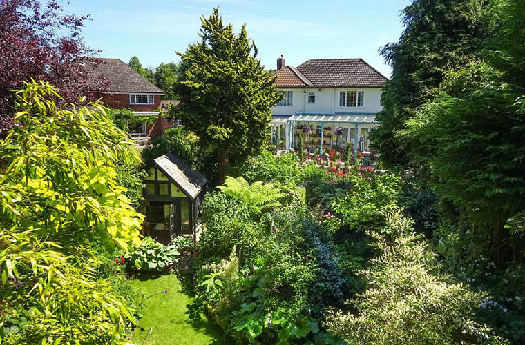 Семейная пара за 28 лет и £27 000 превратила свой двор в волшебный сад