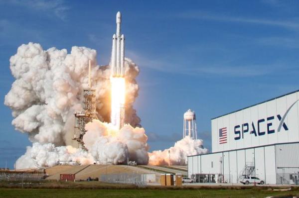 SpaceX отложила туристический полет к Луне