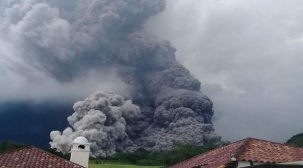 В результате извержения вулкана в Гватемале погибли более 20 человек, сотни пострадали