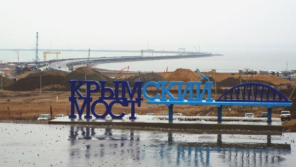 По Крымскому мосту за месяц проехали более 500 тыс. машин