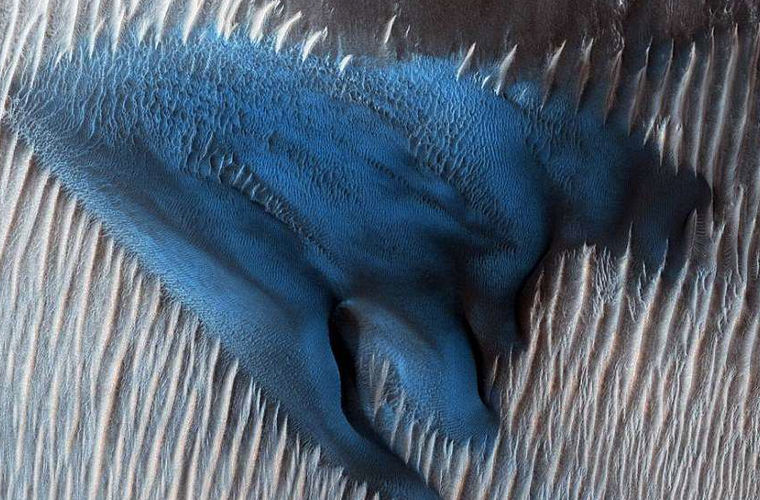 Ученые объяснили происхождение голубых дюн на Марсе