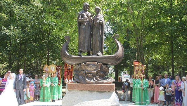 В Симферополе отрыли памятник Петру и Февронии