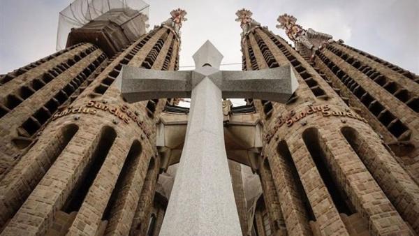 На фасаде собора Саграда Фамилия установили гигантский крест