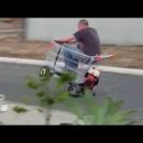 Австралиец катается на тележке с мотором
