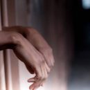 Пьяный работник заключен в тюрьму за нападение на полицейского