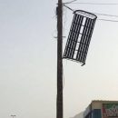 Тяжелую металлическую сдуло ветром на провода Etisalat в Рас-Аль-Хайме