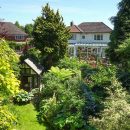 Семейная пара за 28 лет и £27 000 превратила свой двор в волшебный сад