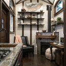 Появились фото особняка Тюдоров… на колесах